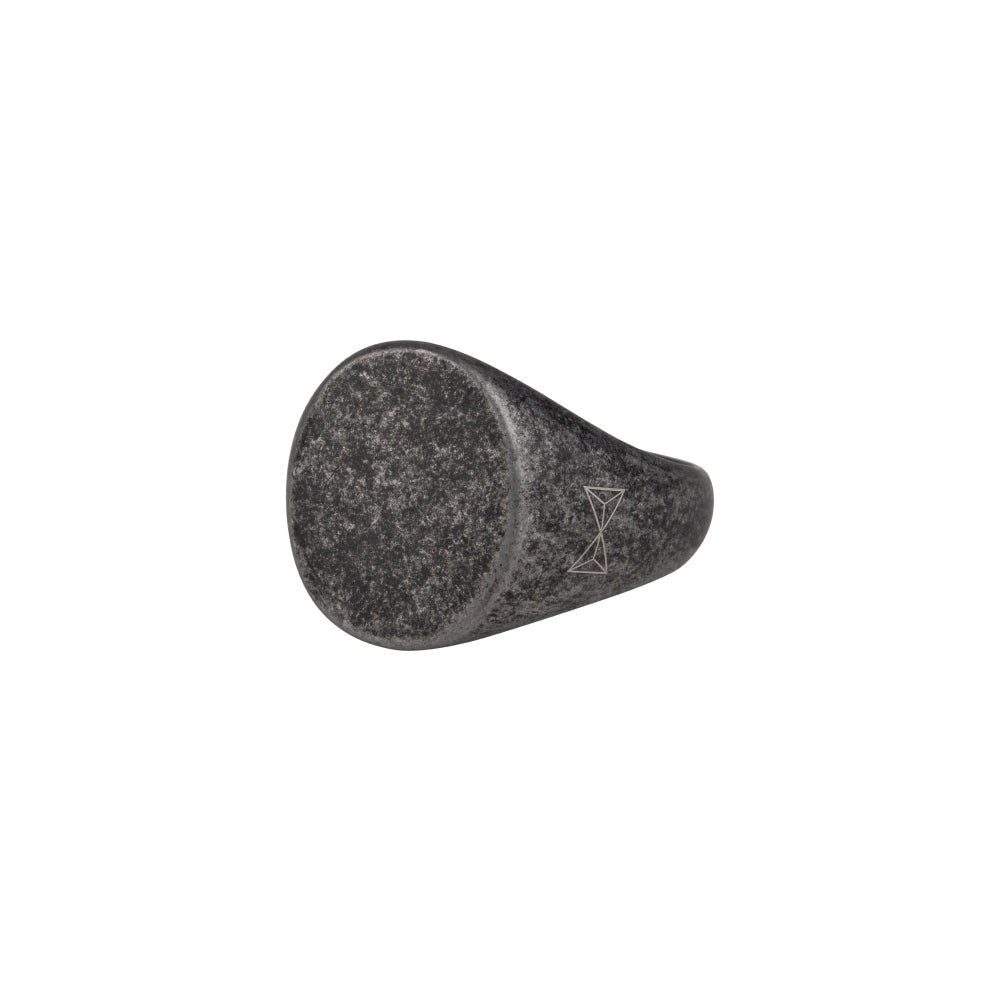 Antieke signet ring van donkergrijs met een gladde, ronde bovenkant en een stevige band.