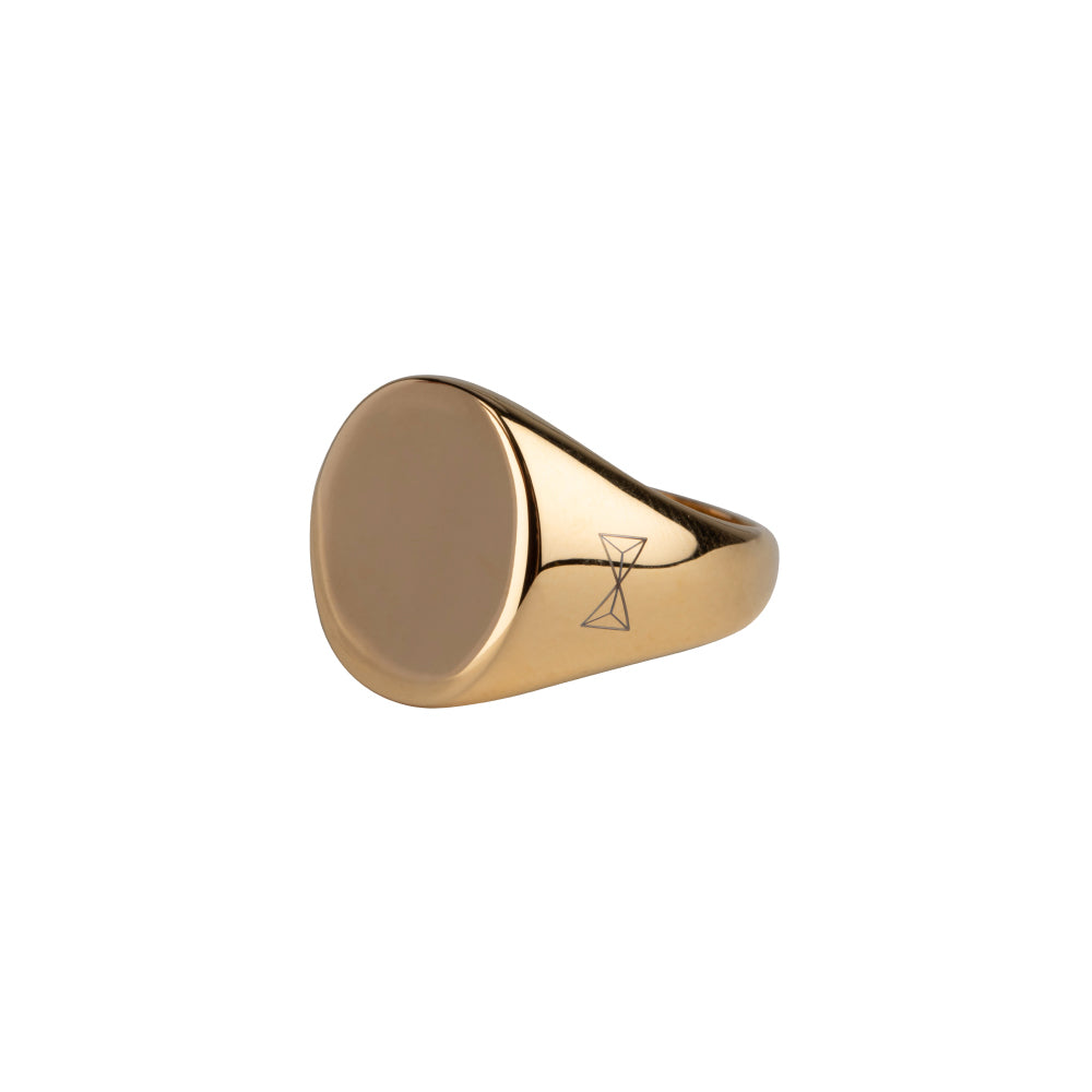 Gouden signet ring met een gladde, ronde bovenkant en een subtiele gravure aan de zijkant.