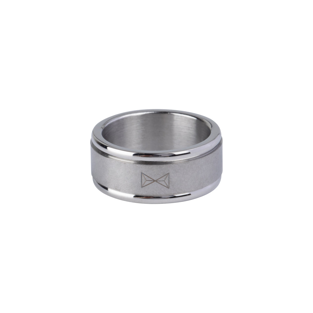 Ronde inox ring met een matte afwerking en een glanzende rand, voorzien van een subtiele gravure.