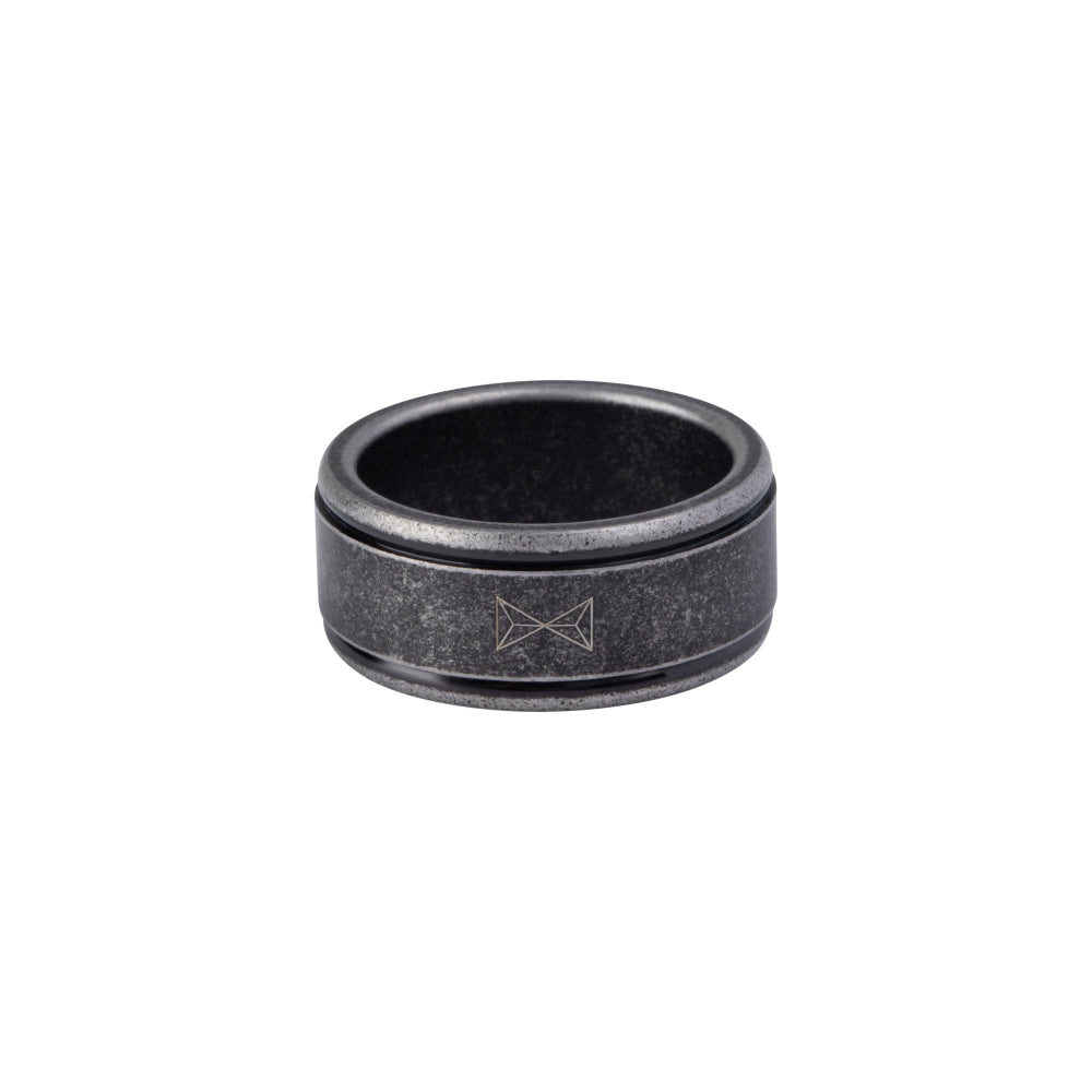 Zwarte ring met antieke afwerking en een subtiele gravure in het midden.