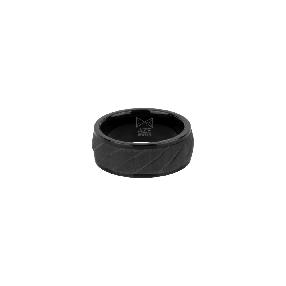 Zwarte ring van carbon met een gedraaide textuur en een matte afwerking.