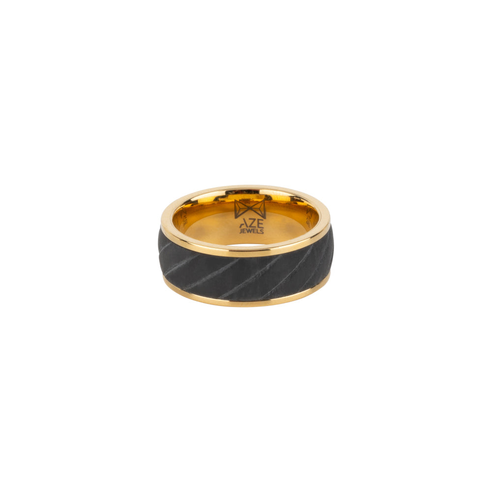 Gouden ring met een zwarte carbon band en een gestructureerd oppervlak.