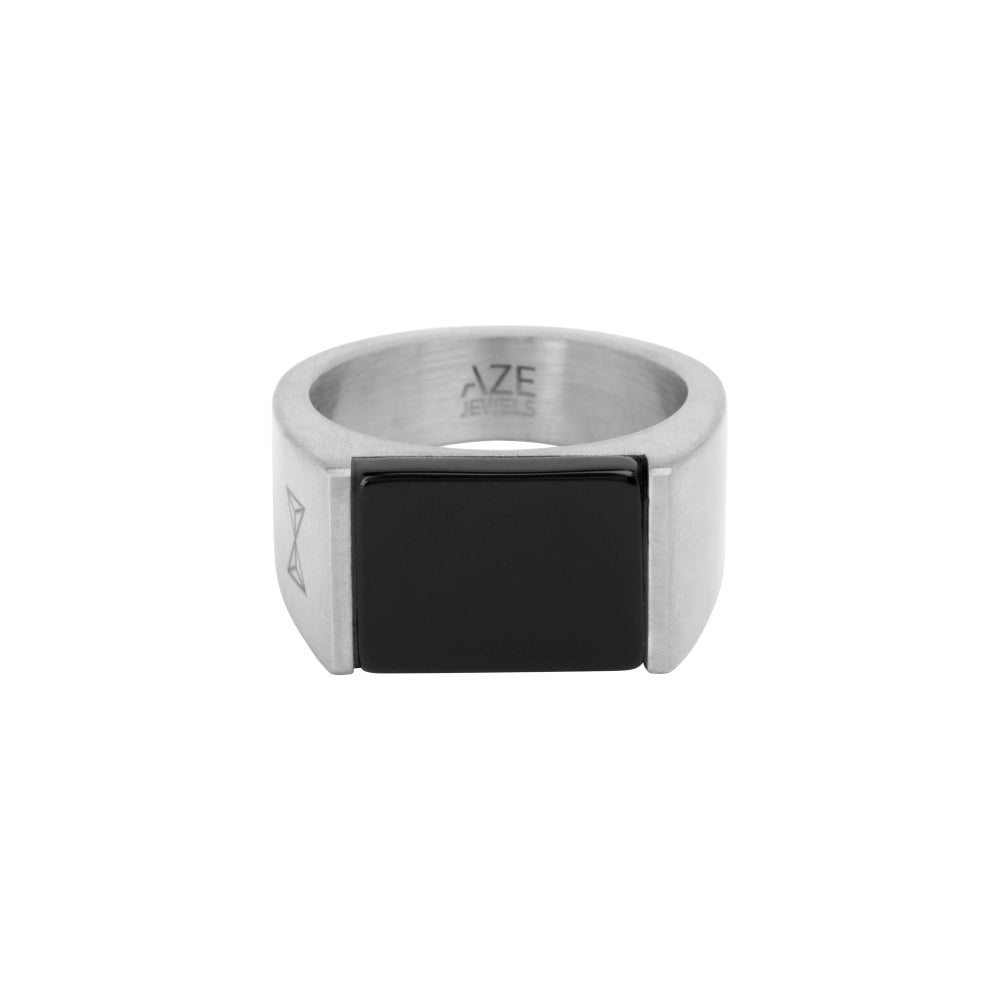 Zilveren signetring met een zwarte onyx steen in een vierkante setting.