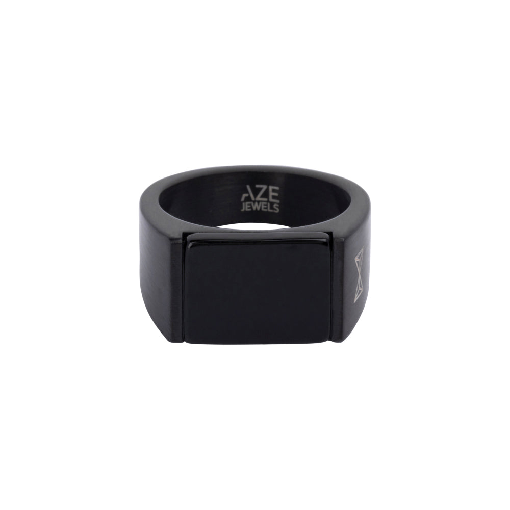 Deze rechthoekige, zwarte ring uit de Ferro-collectie van AZE Jewels heeft een gladde afwerking met een binnenband waarop AZE JEWELS is gegraveerd en een subtiel geometrisch ontwerp aan de zijkant, dat doet denken aan de Onyx noir-stijl.