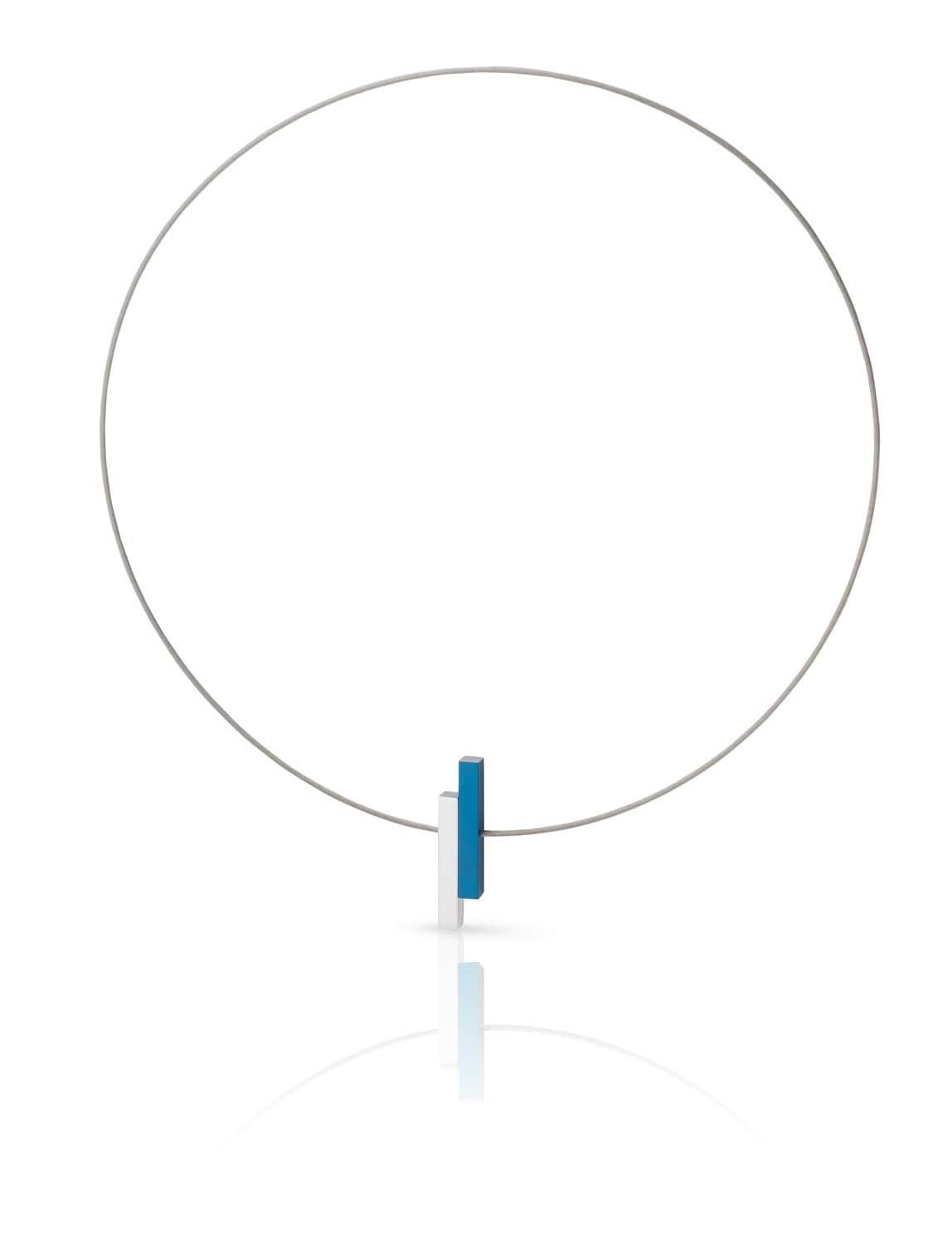 Collier met een eenvoudige blauwe staaf, afgewerkt met een zilveren ketting.