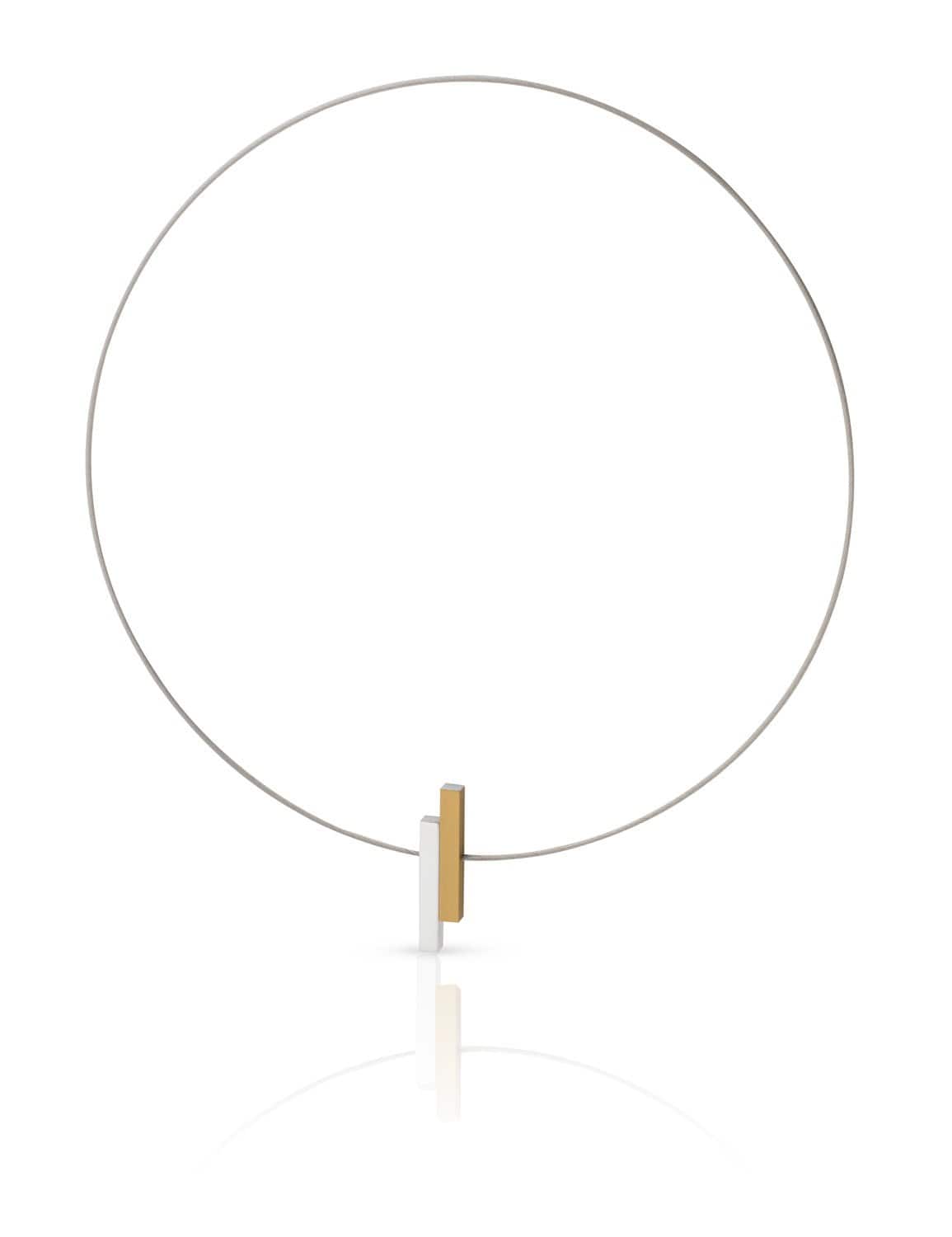 De Collier Eenvoudige staafjes Goud|Geel C116G van CLIC Creations is een minimalistische ketting met een dunne ronde draad, met twee verticale gouden en zilveren rechthoekige hangers. Handgemaakt in Nederland, het biedt elegantie met een eenvoudig ontwerp en een gemakkelijke magnetische sluiting.