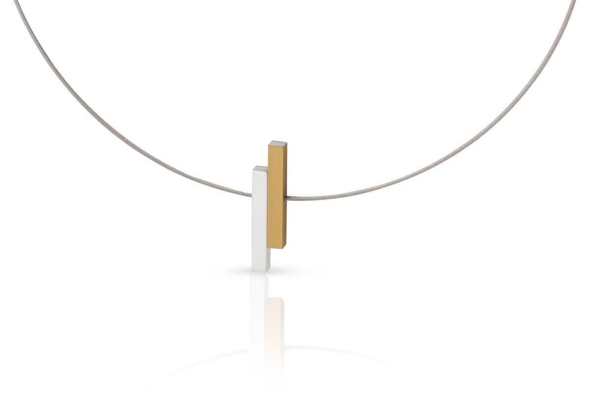 Ontdek de Collier Eenvoudige staafjes Goud|Geel C116G van CLIC Creations, een minimalistische ketting die met precisie is gemaakt. Met een dunne draad en een hanger van kruisende zilveren en gouden staven, is dit sieraad handgemaakt in Nederland en elegant tentoongesteld tegen een ongerepte witte achtergrond.