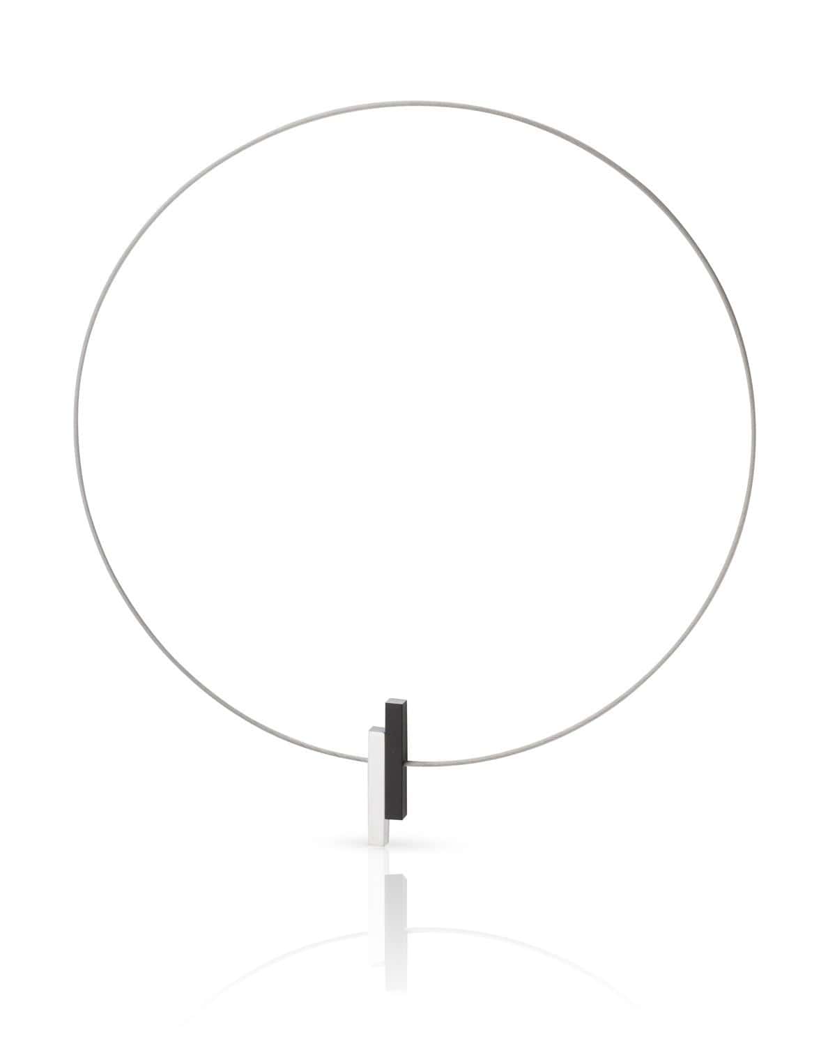 Zwart collier met eenvoudige staafjes, uitgevoerd in een minimalistisch ontwerp met een ronde zilveren ketting.