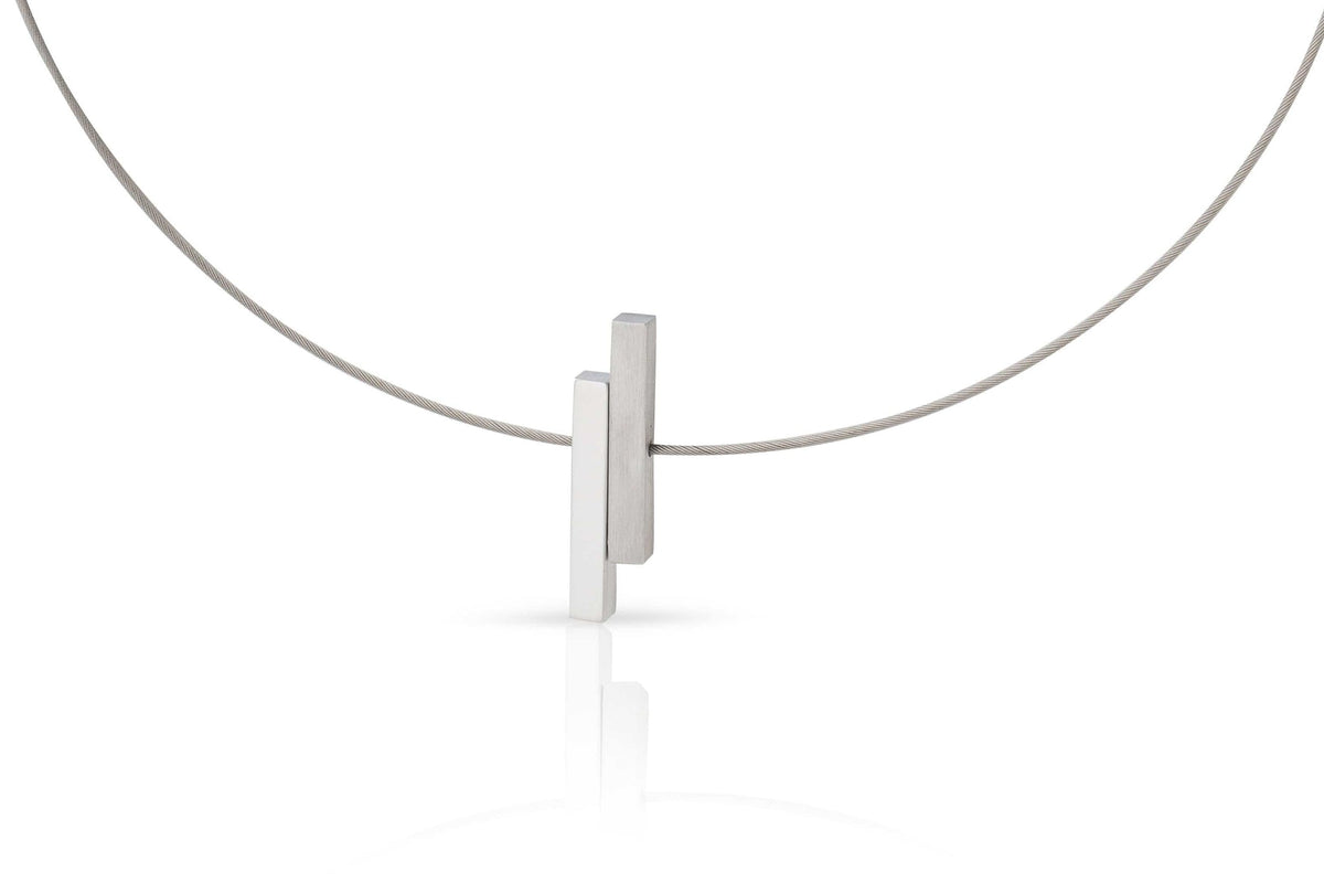 De Collier Eenvoudige staafjes C116 van CLIC Creations is een minimalistische zilveren ketting met twee evenwijdige rechthoekige staafjes als hanger aan een dunne draadketting, elegant gepresenteerd tegen een witte achtergrond.