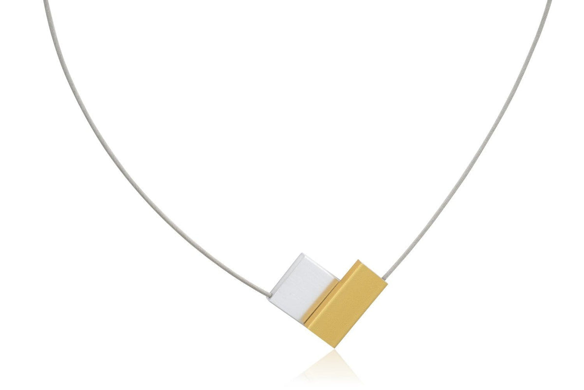 Goudkleurig collier met V-vormige hanger en een witte rechthoekige detail, op een fijne zilveren ketting.