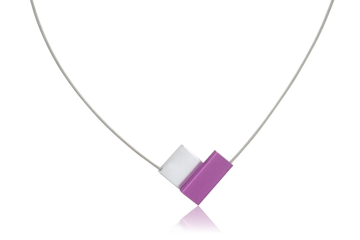 Collier met V-vormige paarse en witte elementen op een zilverkleurige ketting.