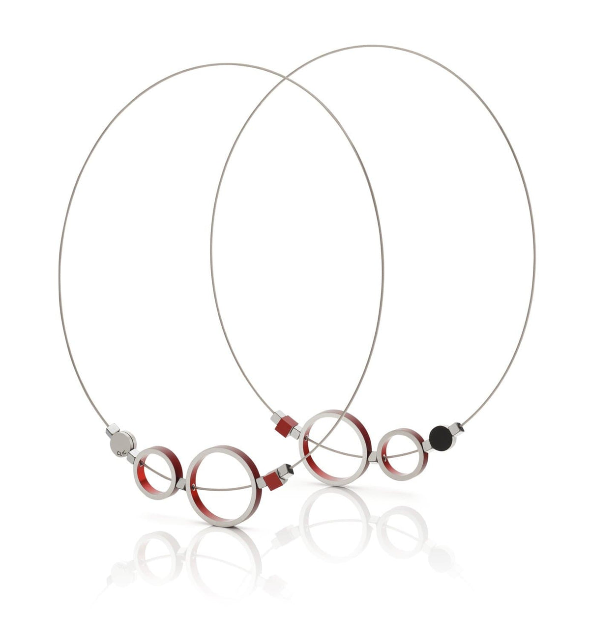 De Collier Ringen Rood C186R kettingen van CLIC Creations hebben minimalistische draadringen met rode en zwarte kralen, kleine zilveren accenten en een elegant ontwerp. Getoond op een witte achtergrond, weerspiegelen ze lichtjes hieronder, wat hun chique allure laat zien.