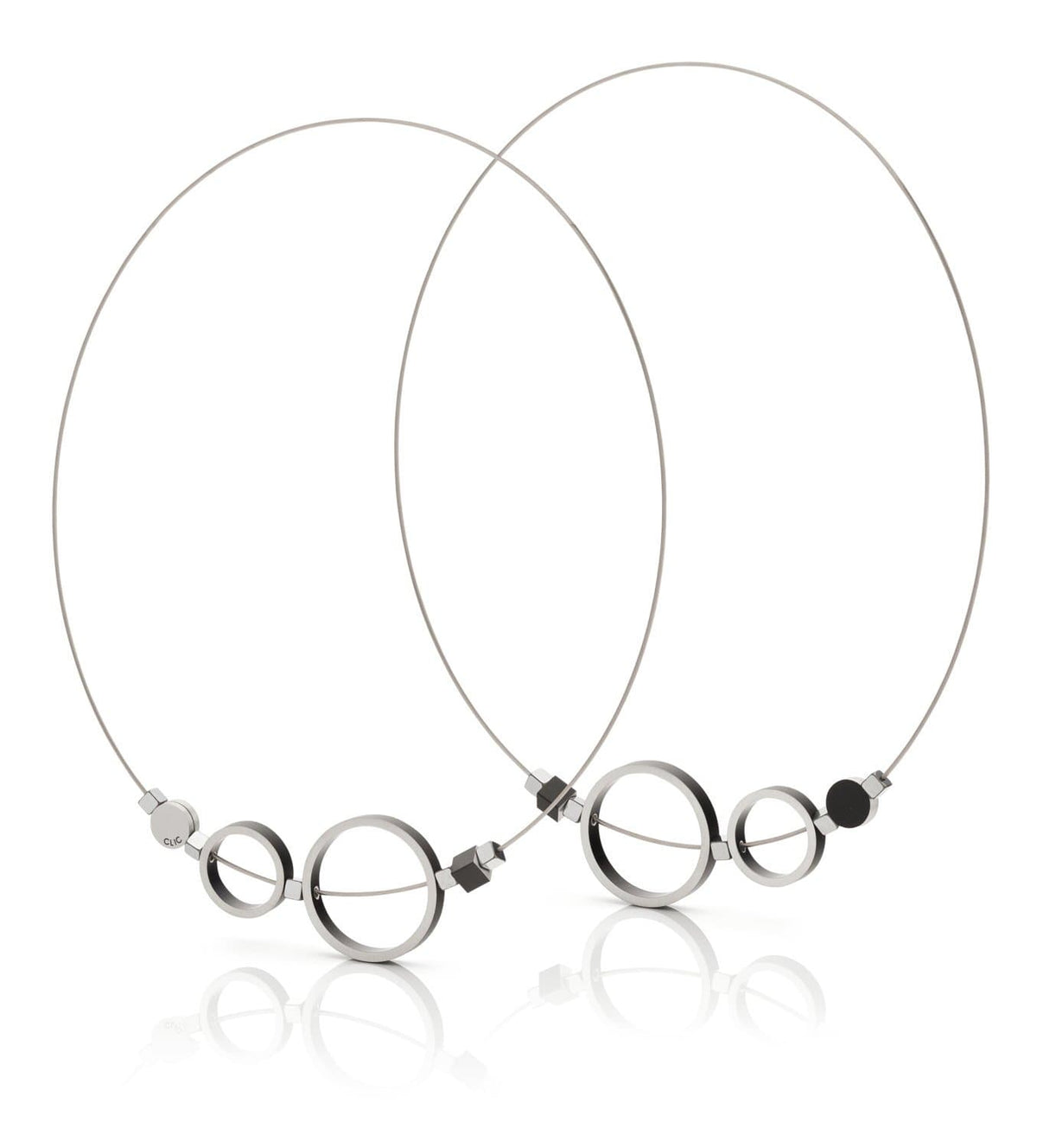 Collier met zwarte ringen, uitgevoerd in zilver, met een minimalistisch ontwerp en een glanzende afwerking.