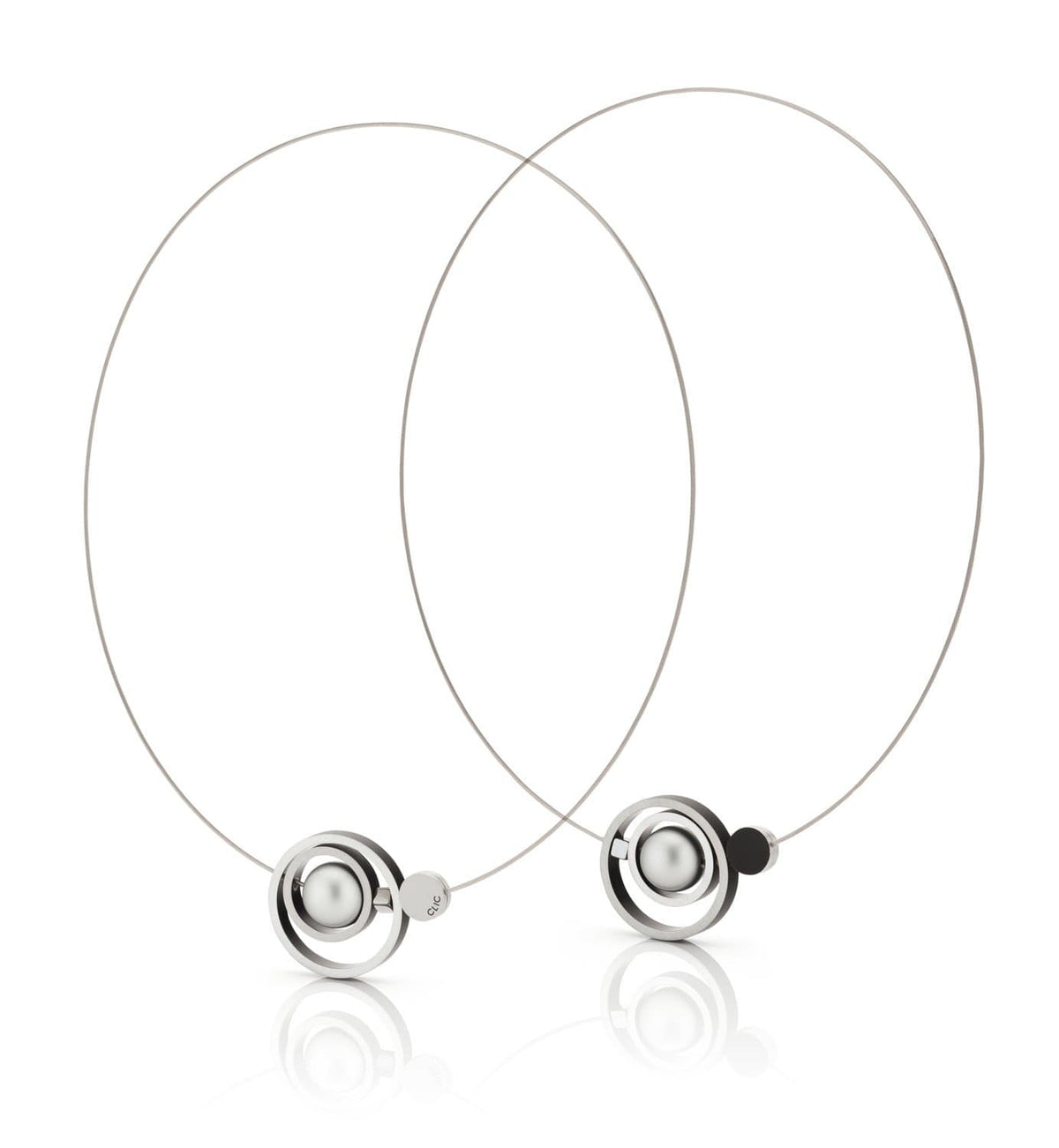 Zwart collier met ringen in elkaar, voorzien van een zilveren afwerking en een minimalistisch ontwerp.