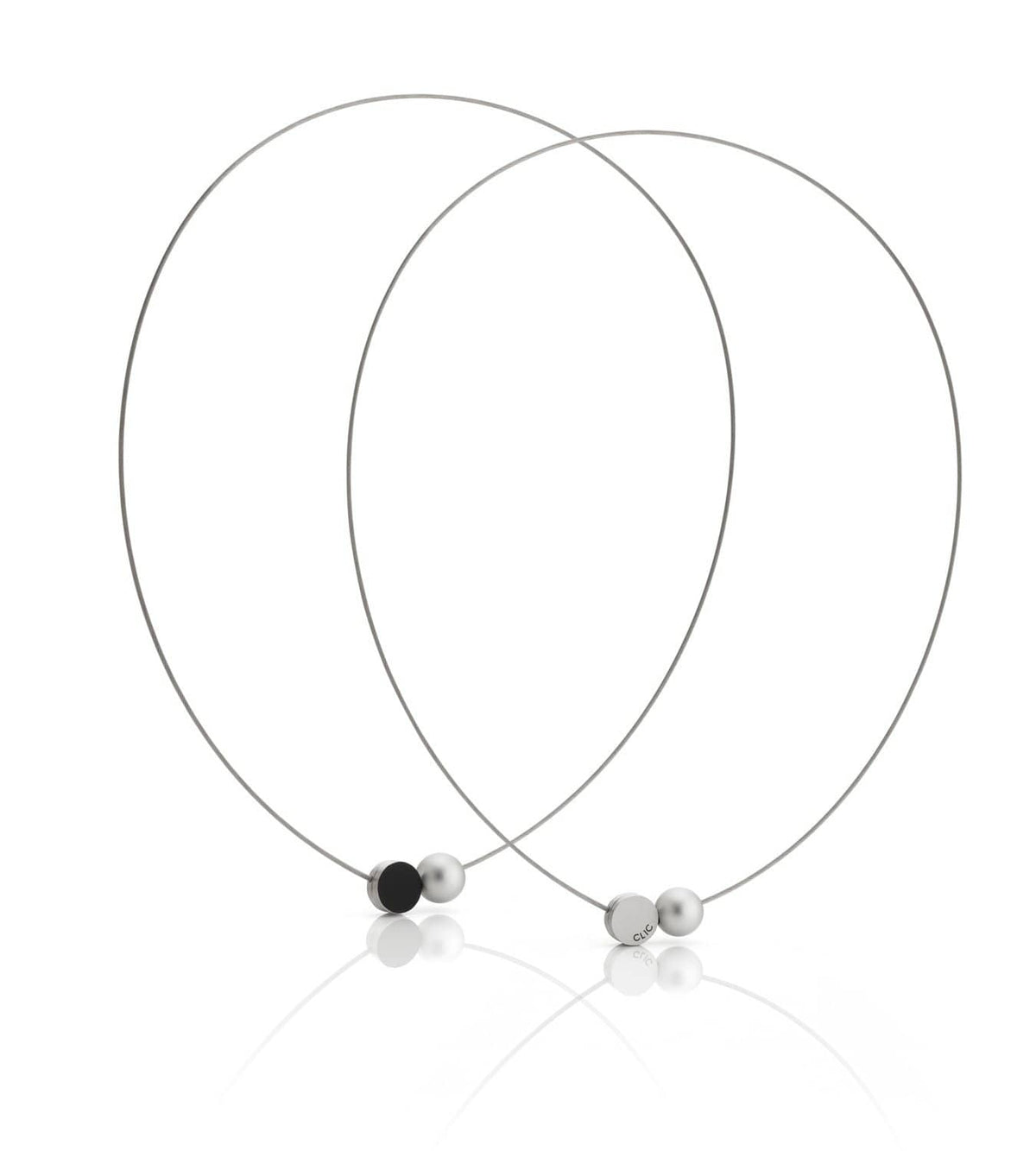 Collier met twee mini kogeltjes, één zwart en één zilver, op een dunne zilveren ketting.