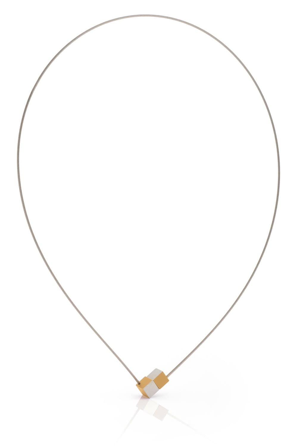 Gouden collier met twee kubusjes, één geel en één wit, op een dunne, flexibele ketting.