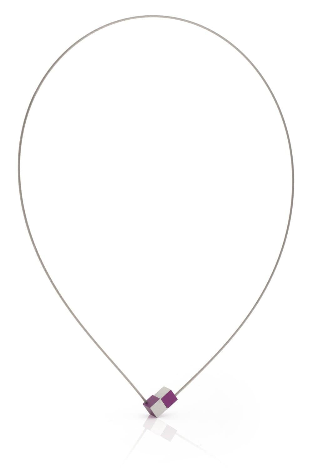 Collier met twee kubusjes in paars en wit, op een zilveren ketting.