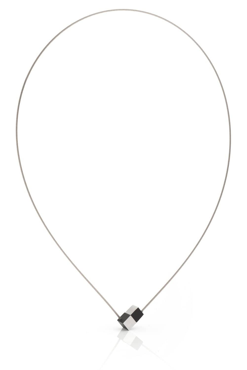 Collier met twee zwarte kubusjes aan een dunne zilveren ketting.