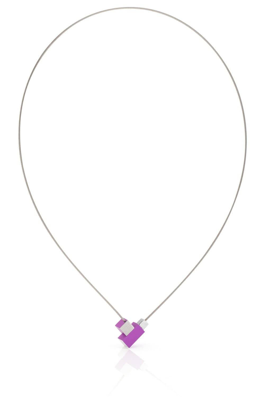 Collier met een vierkant en rechthoekig paars hanger, op een zilveren draad.