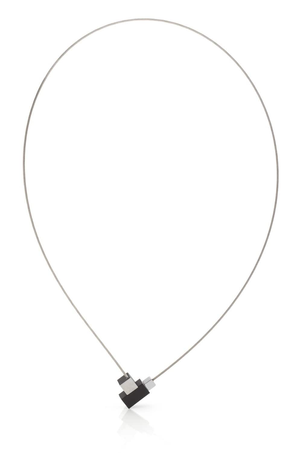 Collier met een zwart vierkant en rechthoekig element, op een dunne zilveren ketting.