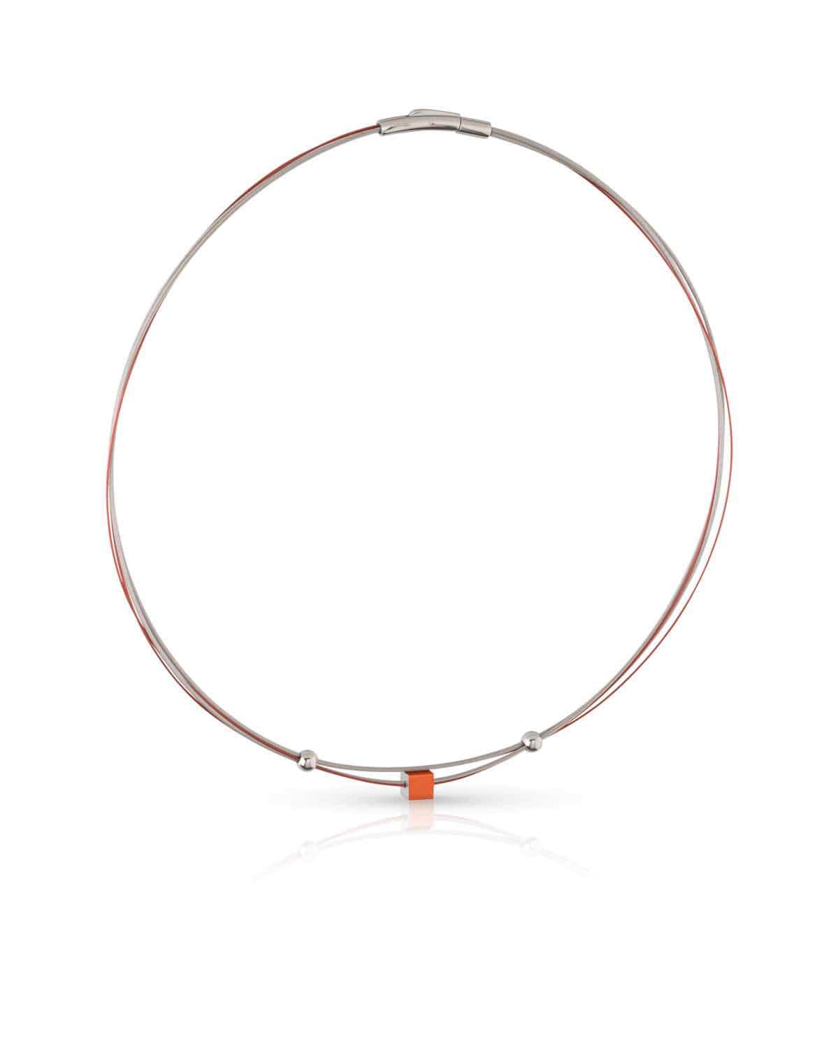 De Collier Klein Kubusje Oranje C230O van CLIC Creations is een minimalistische ketting met een dun draadontwerp, met twee zilveren kralen en een oranje rechthoekig accent. Het bevat een edelstalen bajonetsluiting voor eenvoudig dragen en biedt een strakke, moderne look.