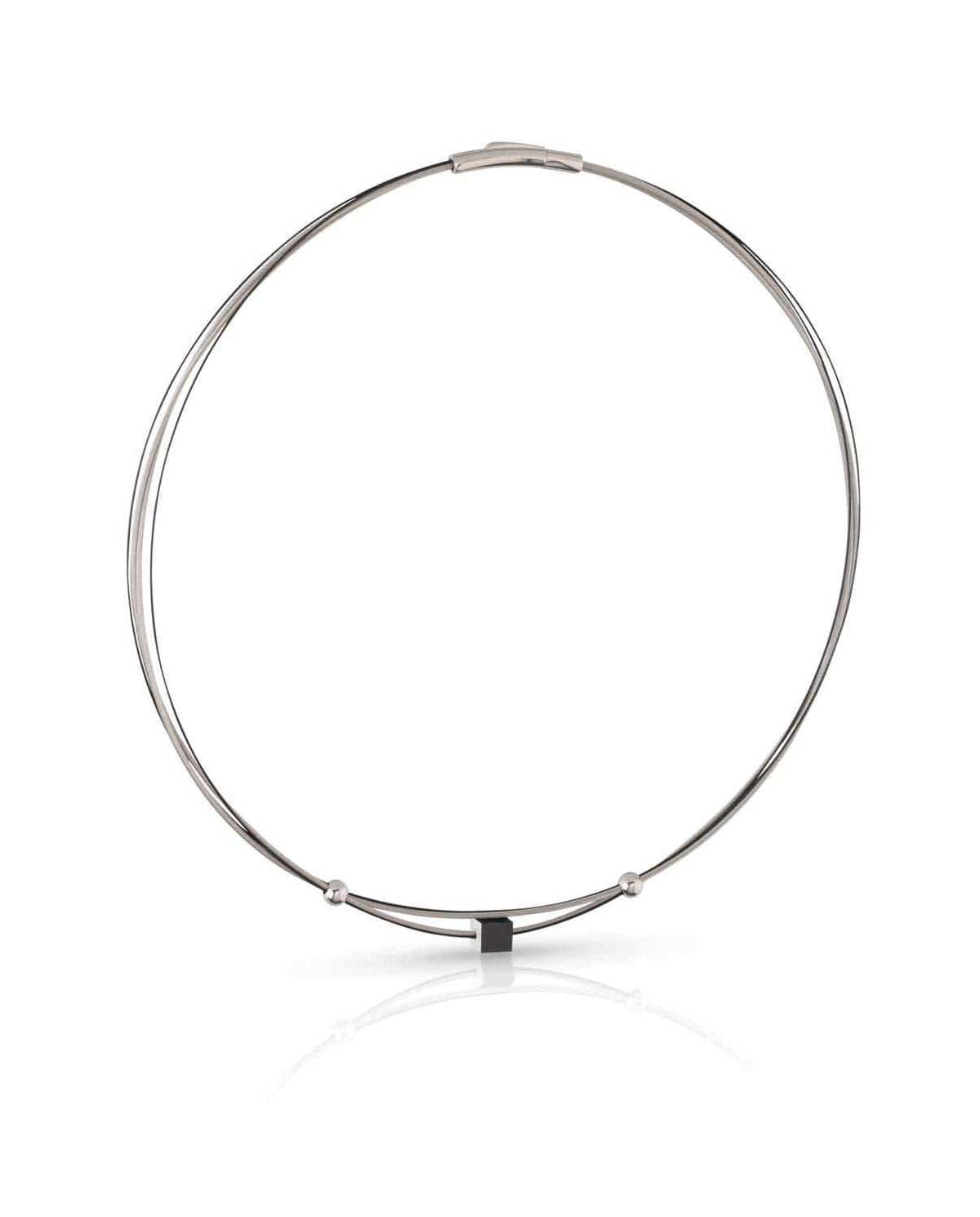 Zilveren collier met een klein zwart kubusje en een strakke, minimalistische vorm.