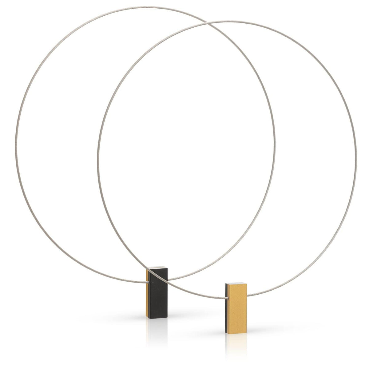 Het Collier twee gekleurde rechthoeken C232GZ van CLIC Creations heeft twee dunne, elkaar kruisende metalen ringen op rechthoekige bases in zwart en goud. Ze staan rechtop als een handgemaakt collier, met daaronder delicate reflecties.