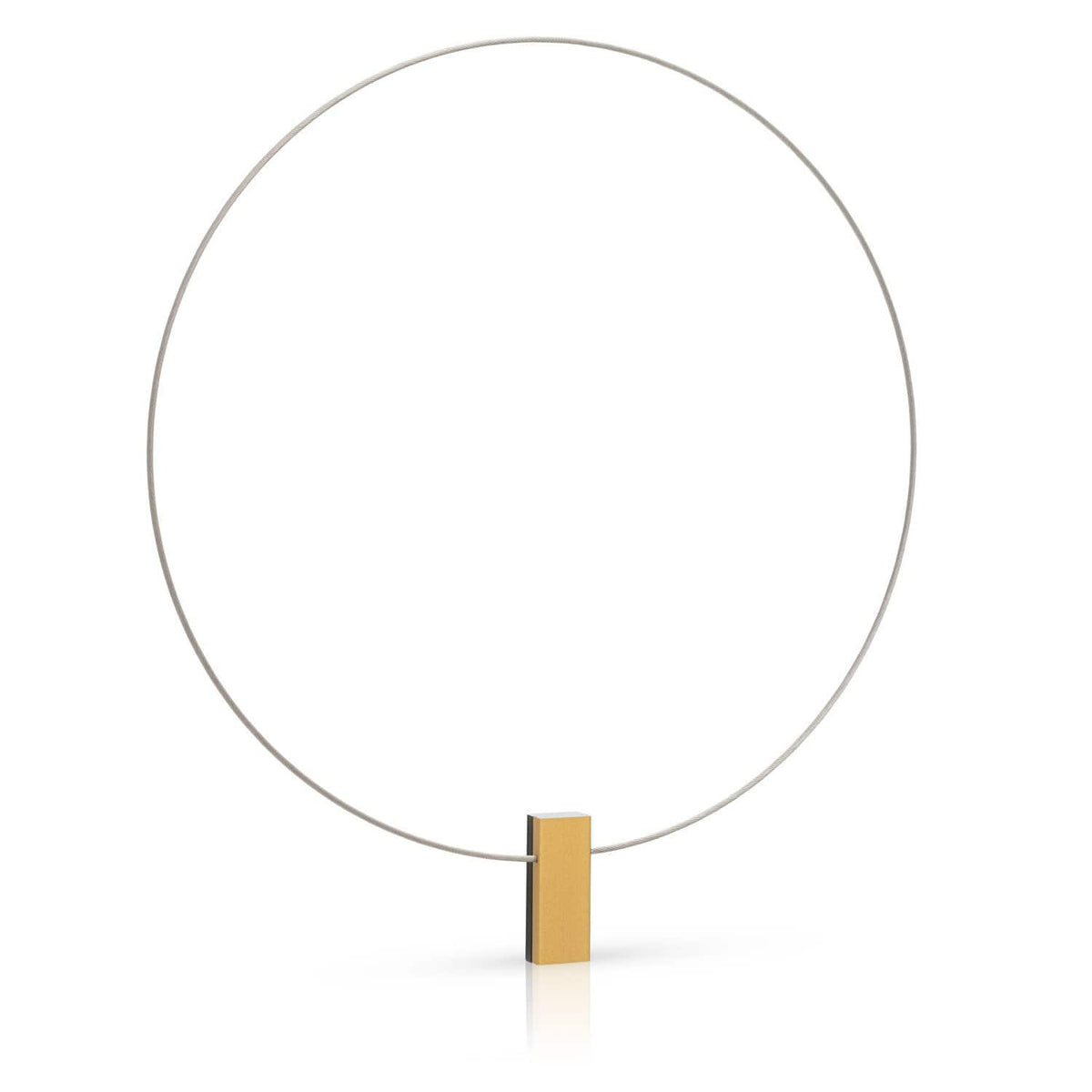 De Collier twee gekleurde rechthoeken C232GZ van CLIC Creations is een minimalistisch, handgemaakt Nederlands ontwerp met strakke lijnen en een gepolijste afwerking. Het heeft een groot rond metalen frame dat in evenwicht is met een rechthoekige basis in goud en zilver voor een elegante, artistieke uitstraling.