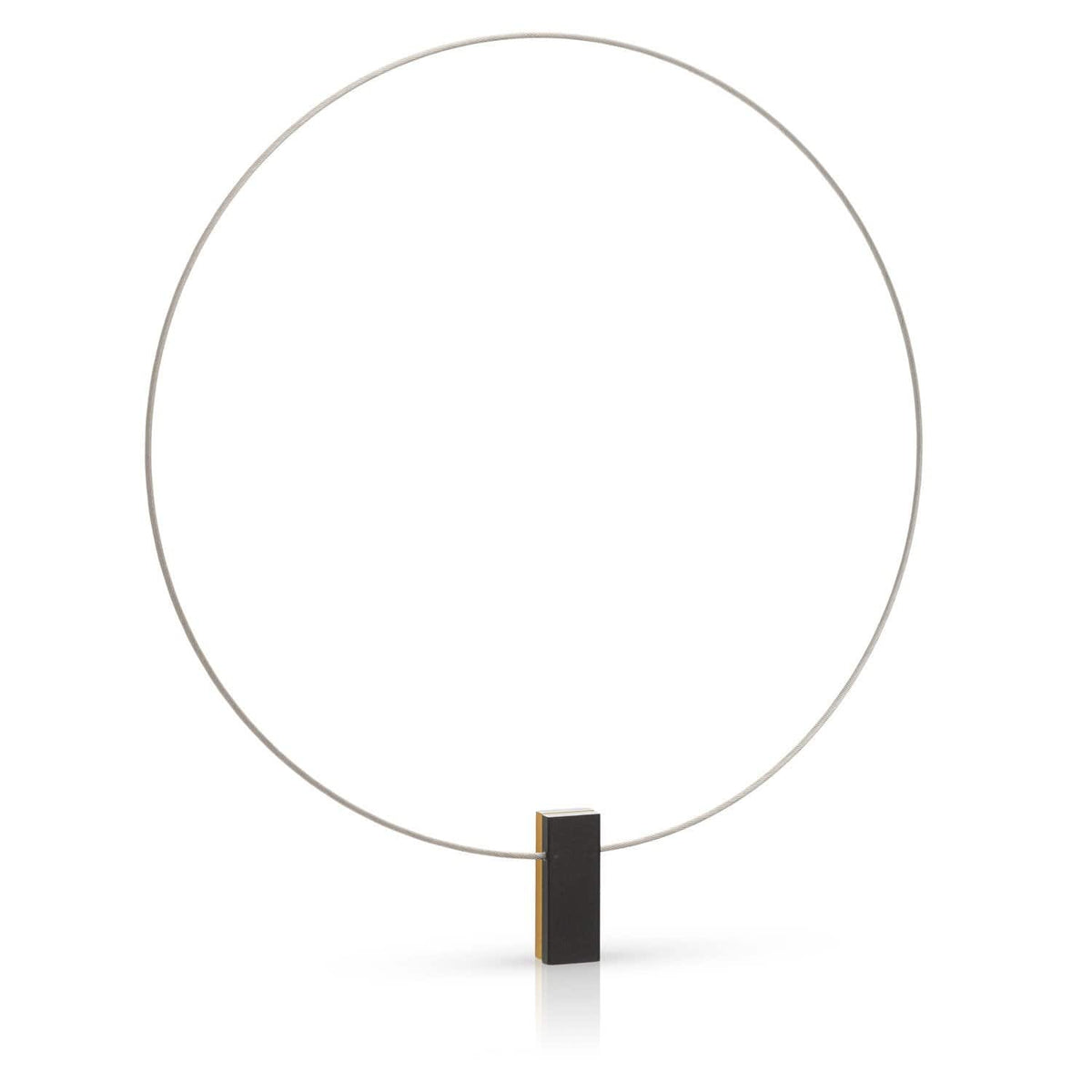 De CLIC Creations Collier twee gekleurde rechthoeken C232GZ is een minimalistisch, met de hand gemaakt Nederlands beeldhouwwerk. Het bestaat uit een grote, dunne, verticale metalen cirkel die wordt ondersteund door een klein rechthoekig blok met één zijde in een contrasterende kleur, tegen een effen witte achtergrond.