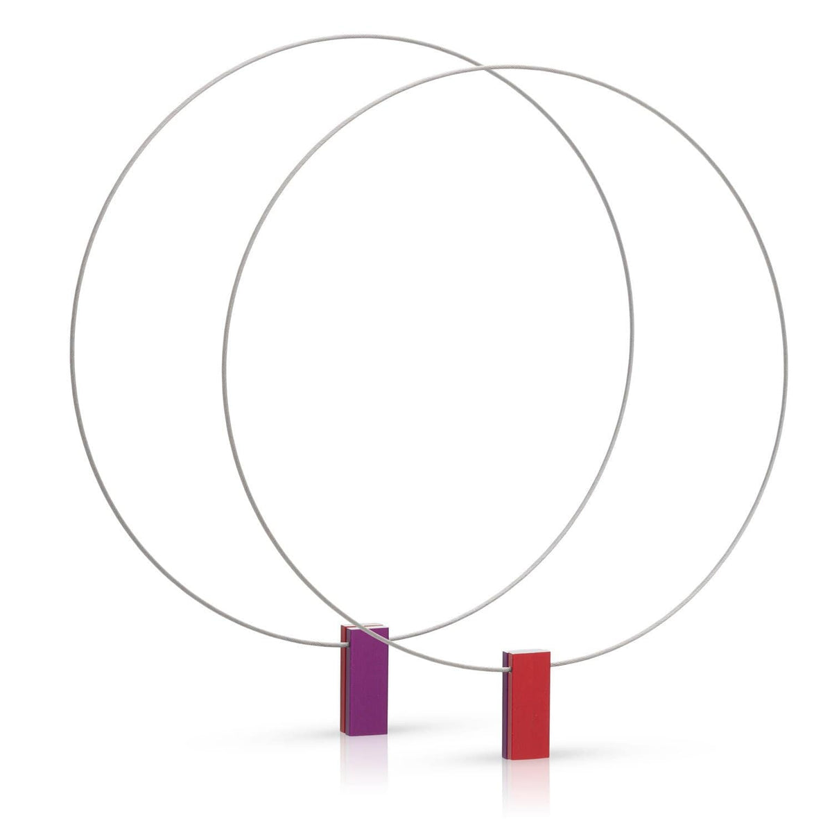 Collier met twee gekleurde rechthoeken in paars en rood, bevestigd aan een zilveren draad.