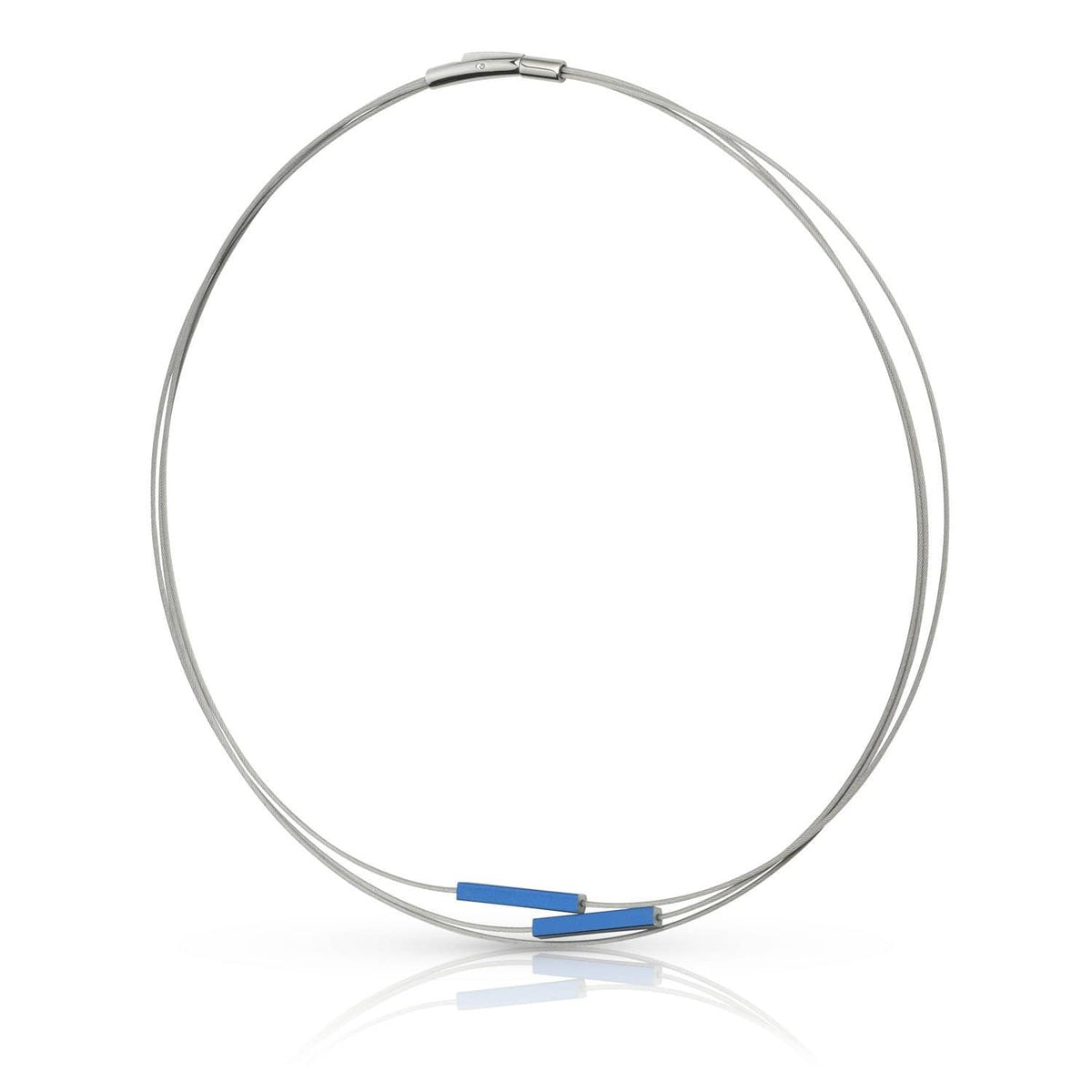 Collier Staafjes Blauw C243B van CLIC Creations is een minimalistische zilveren chokerketting gemaakt van aluminium, met een dubbel cirkelontwerp met twee kleine blauwe rechthoekige accenten. De strakke metalen afwerking en eenvoudige sluiting zorgen voor een moderne en elegante look, waardoor het een prachtig stuk is.