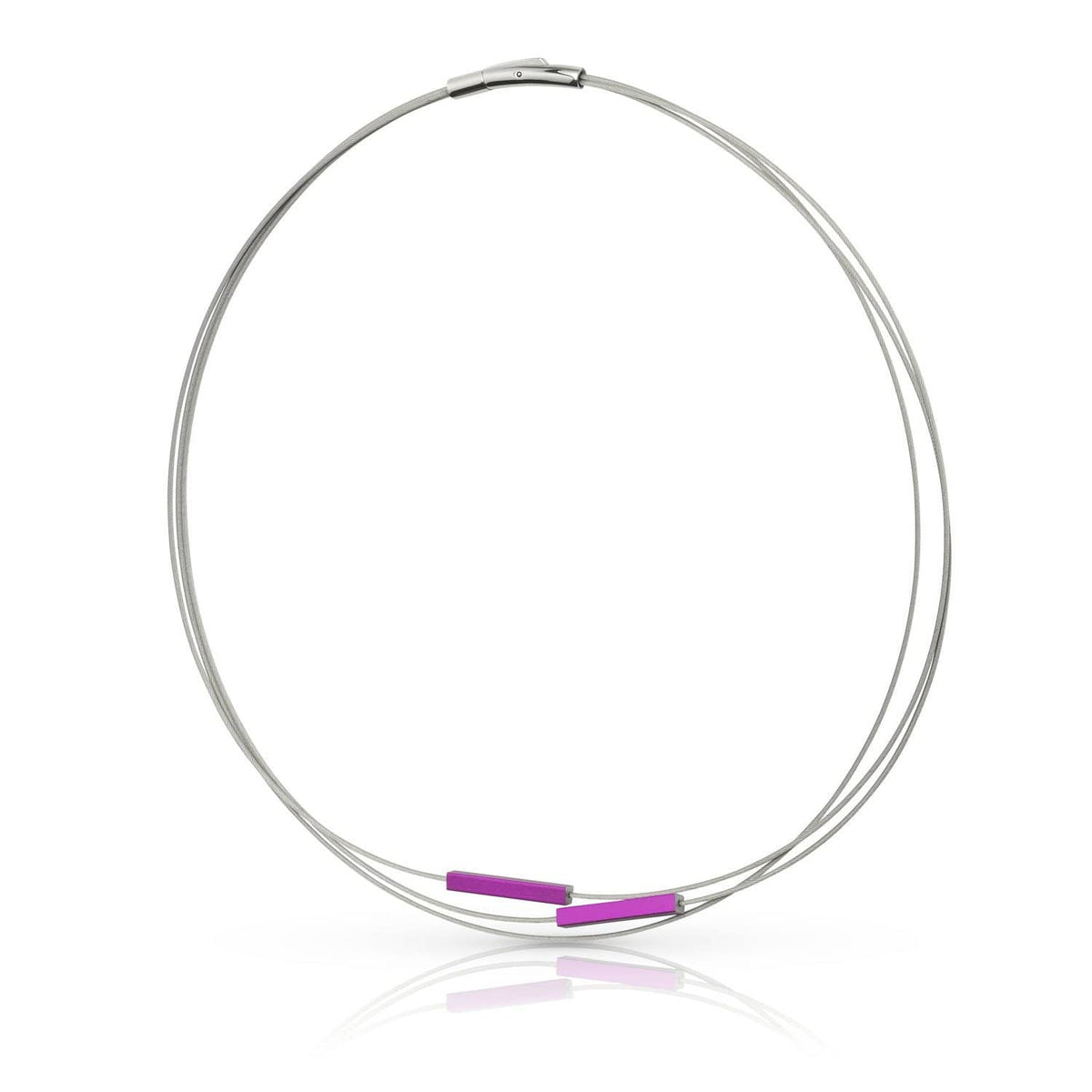 De Collier Staafjes Paars C243P van CLIC Creations is een eenvoudige zilveren ketting, handgemaakt in Nederland, met een strak draadontwerp en twee kleine paarse kraaltjes bij de sluiting, opgerold voor een strakke en minimalistische look die zachtjes licht weerkaatst op een witte achtergrond.