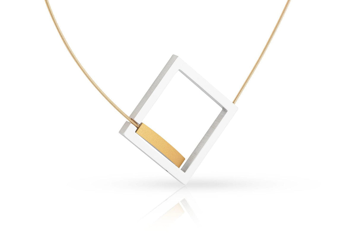 Ontdek de eigentijdse Collier Vierkant met boogje Goud|Geel C252G van CLIC Creations, met een vierkante hanger met een diagonaal motief. De hanger is handgemaakt in Nederland en combineert op elegante wijze witte en gouden delen op een slanke gouden ketting tegen een effen witte achtergrond.