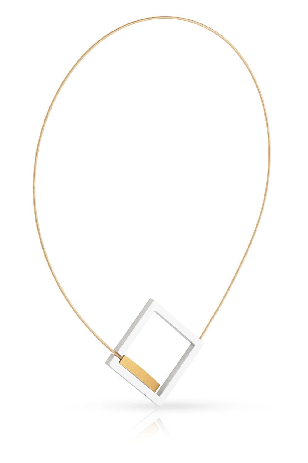 De Collier Vierkant met boogje Goud|Geel C252G van CLIC Creations is een minimalistische ketting met een dunne gouden lus, twee overlappende vierkanten (een zilveren, een scheve) en een horizontale gouden staaf. Handgemaakt in Nederland, met een uniek ontwerp met magnetische sluiting tegen een effen witte achtergrond.