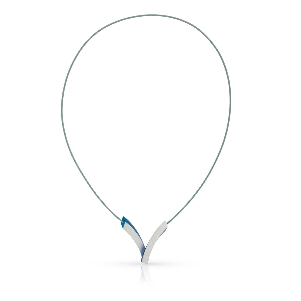 Collier met V-vormige bogen in zilver en blauw, afgewerkt met een dunne draad.