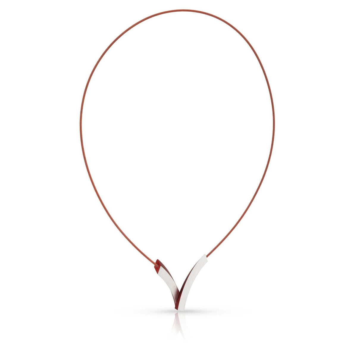 De Collier V-Bogen op elkaar Rood C255R van CLIC Creations heeft een strak, modern design met een dun bruin koord en minimalistische zilveren V hanger, compleet met een magnetische sluiting voor eenvoudig dragen. Deze Dutch Design Sieraad is elegant geplaatst tegen een witte achtergrond.