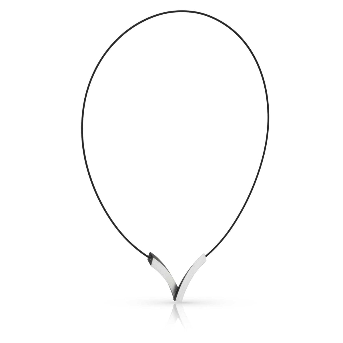 Zwart collier met V-vormige metalen bogen, subtiele en moderne uitstraling.