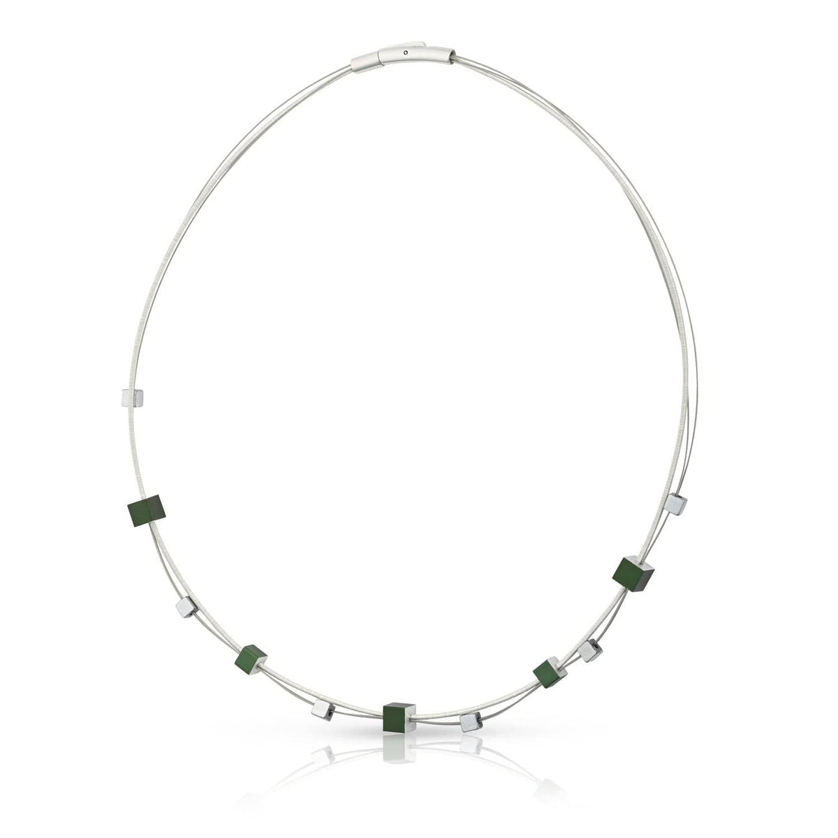 Collier met speelse groene kubusjes en zilveren elementen, met een gladde afwerking.