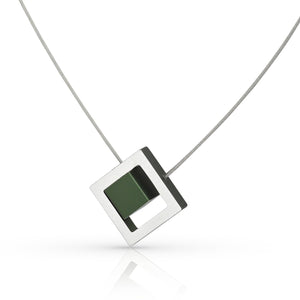 Zilveren collier met een vierkante hanger, voorzien van een groene kubus en een open vierkant.