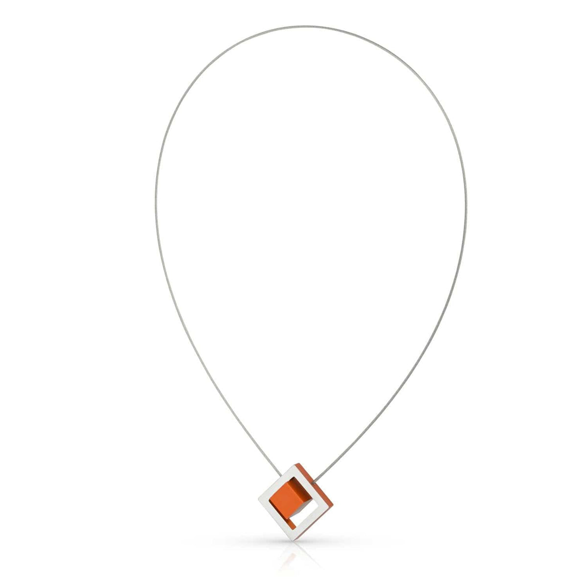 De Collier Kubus in vierkant C25O oranje van CLIC Creations is een minimalistische, handgemaakte Nederlandse ketting met een dunne zilveren draad en een geometrische hanger met een oranje vierkant in een zilveren frame in het midden.