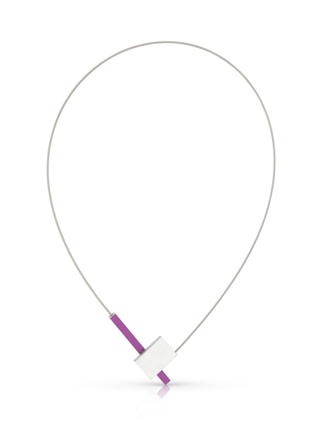 De Collier V-vorm met staafje C261P van CLIC Creations is een minimalistische ketting met een dunne draadlus, met een asymmetrisch geplaatste paarse cilindrische hanger en zilveren vierkante kraal. Handgemaakt in Nederland, biedt het een elegante hoepel en uniek ontwerp voor uitzonderlijk draagcomfort.