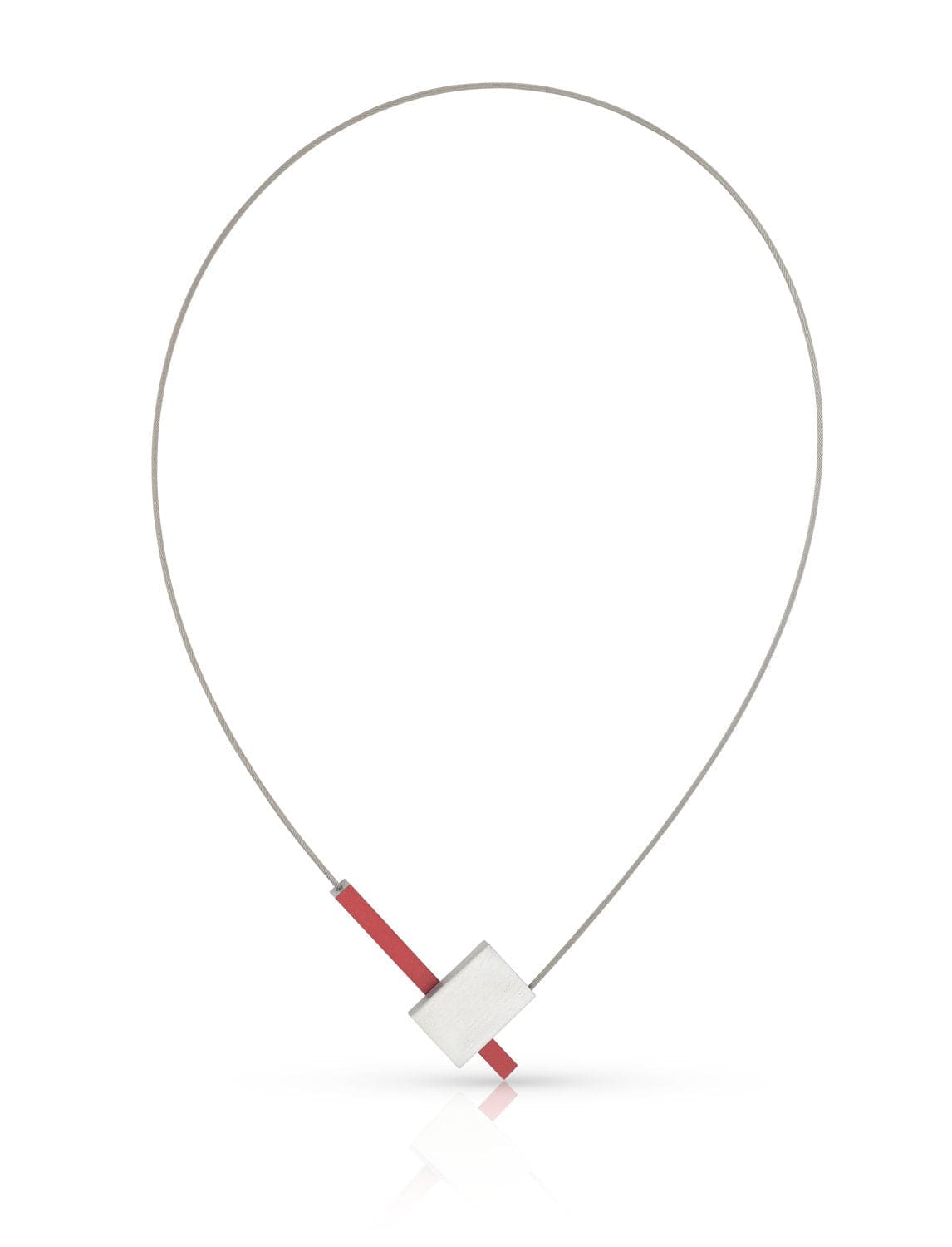 Collier in V-vorm met een zilveren staafje en een rode accentkleur.