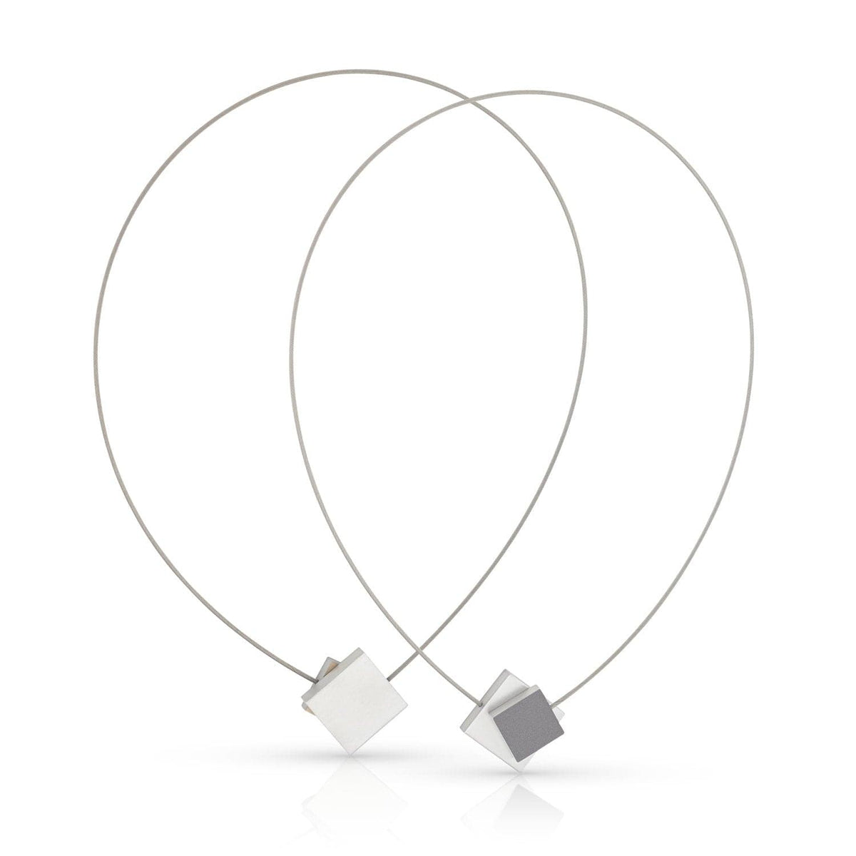 Collier met een vierkant hanger in wit en grijs, afgewerkt met een dunne metalen ketting.