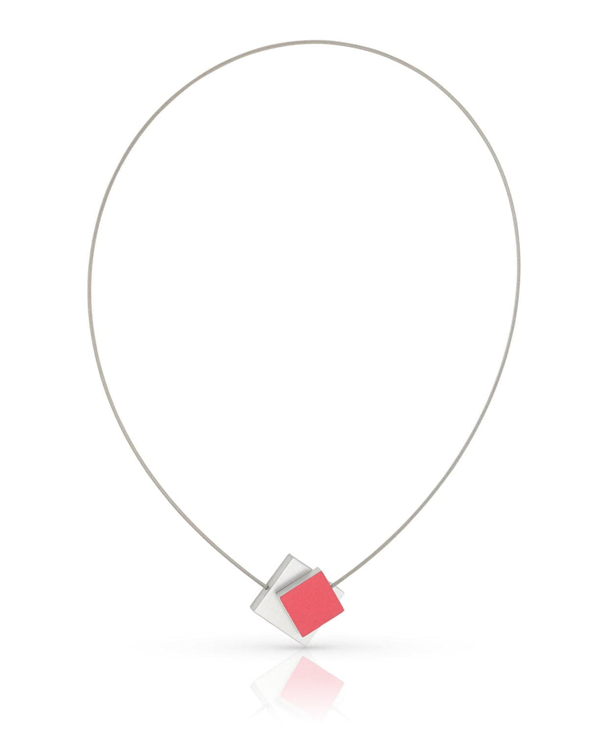 De Collier Vierkant met gekleurd vierkant C263R van CLIC Creations heeft een minimalistisch ontwerp met een dunne ronde draad en overlappende zilveren en rode vierkanten in het midden, afgewerkt met een praktische magnetische sluiting.