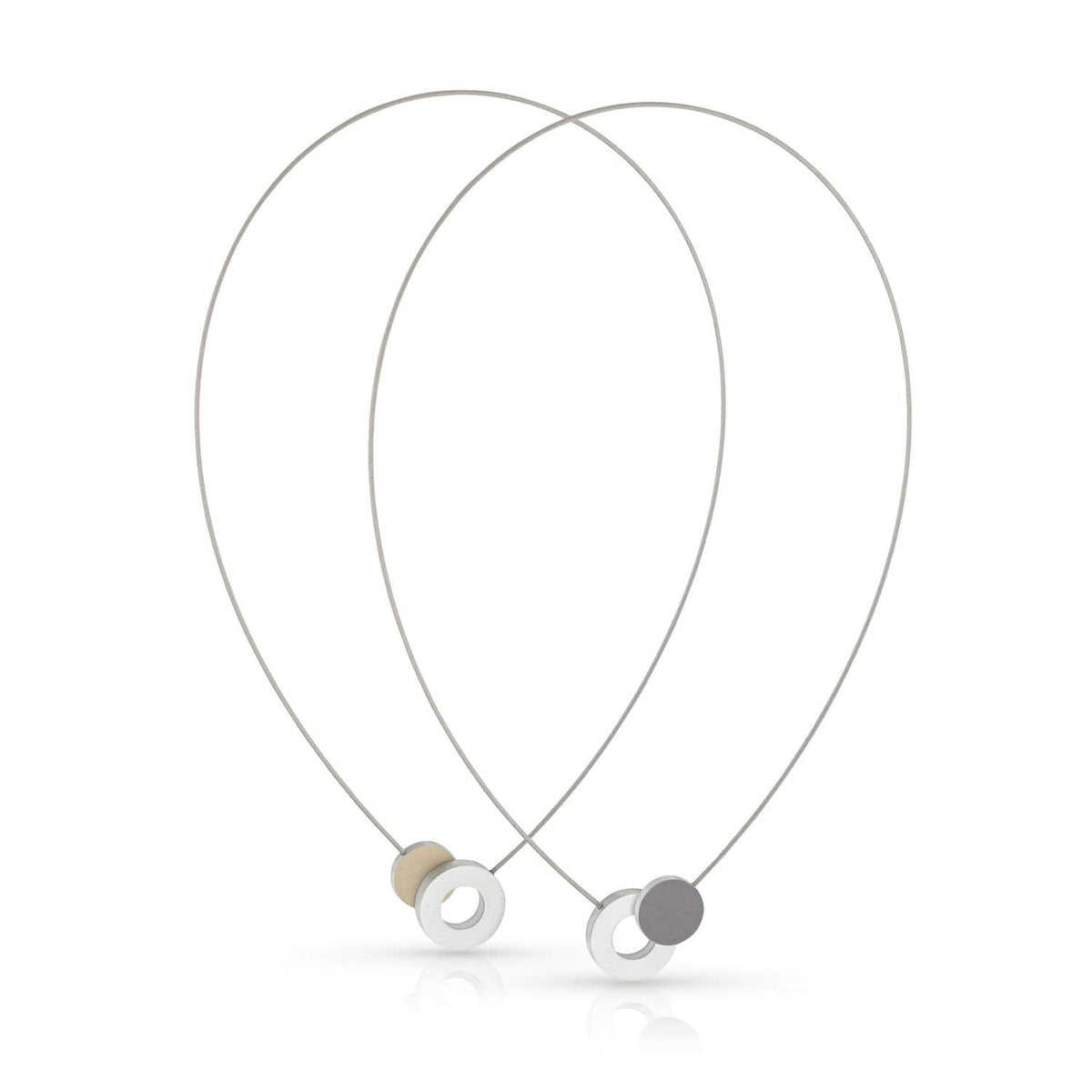 Collier met gekleurde ringen in zilver, goud en grijs, op een fijne ketting.