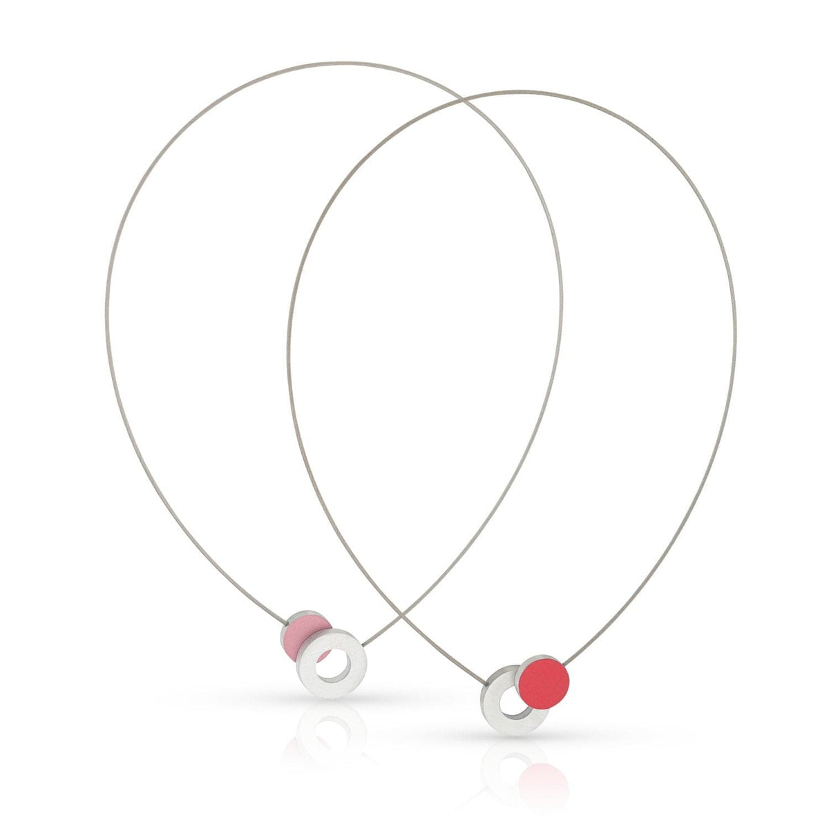 De Collier Gekleurd rondje en een ring C265R van CLIC Creations bestaat uit twee delicate kettingen met dunne draadkettingen en ronde hangers, een roze en een rode. Handgemaakt in Nederland met zilveren ringen en magnetische sluiting, ze voegen elegantie toe aan een minimalistisch ontwerp.