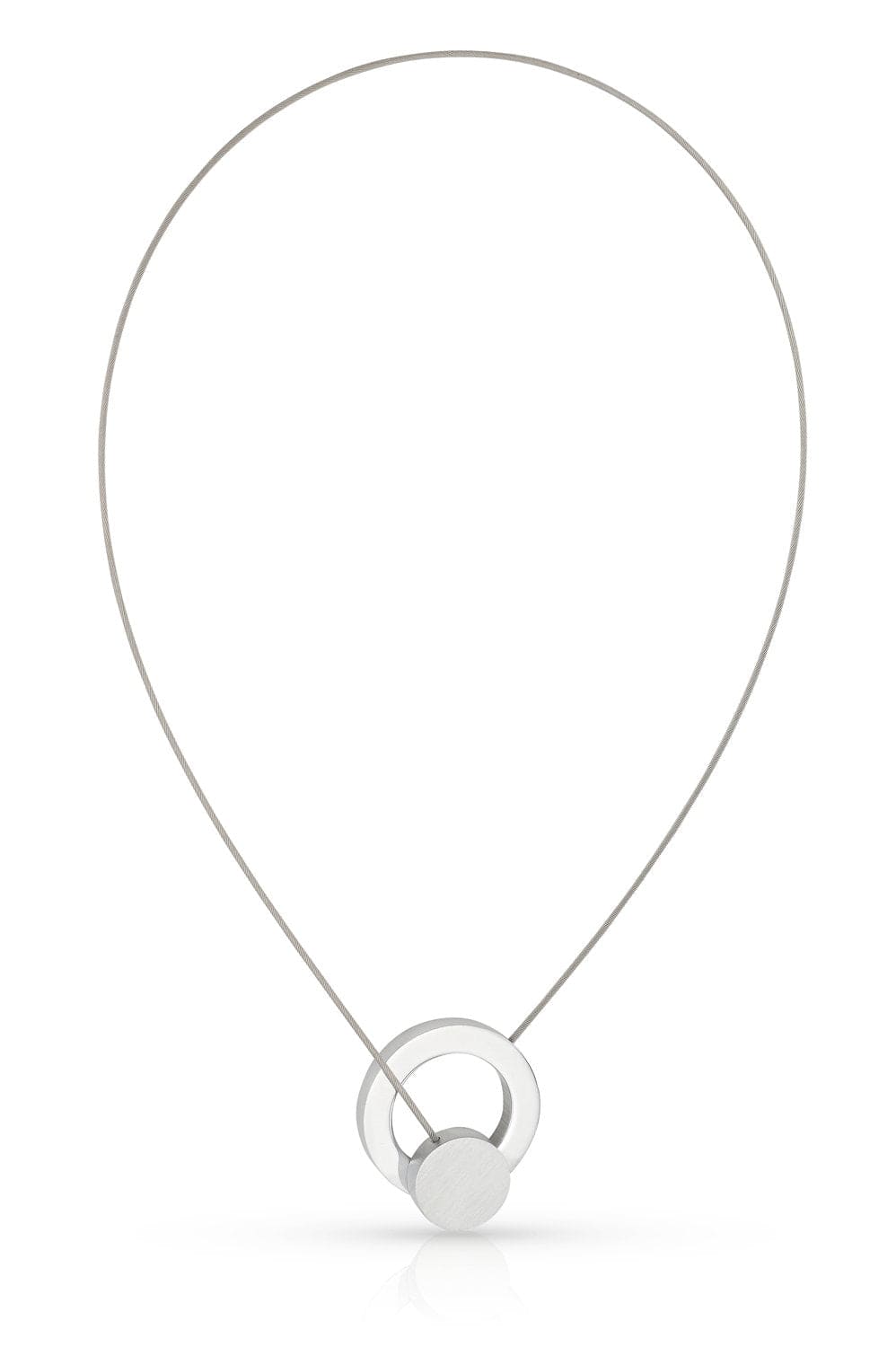 Zilveren collier met een ronde hanger en een dubbele cirkelvormige detail.