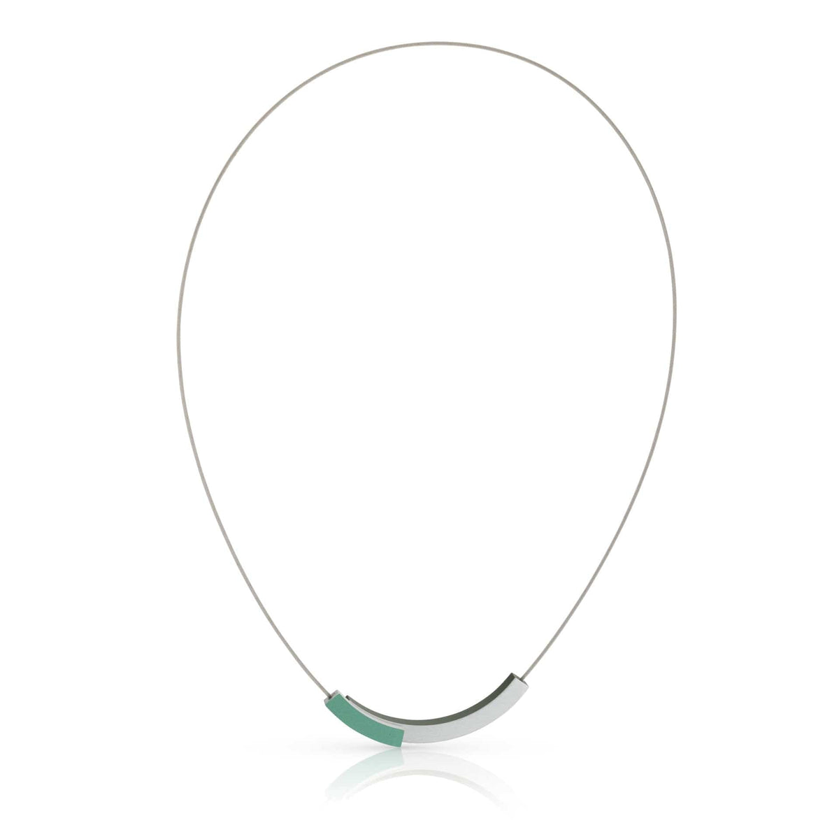 Collier met twee boogjes in groen en zilver, op een fijne metalen ketting.