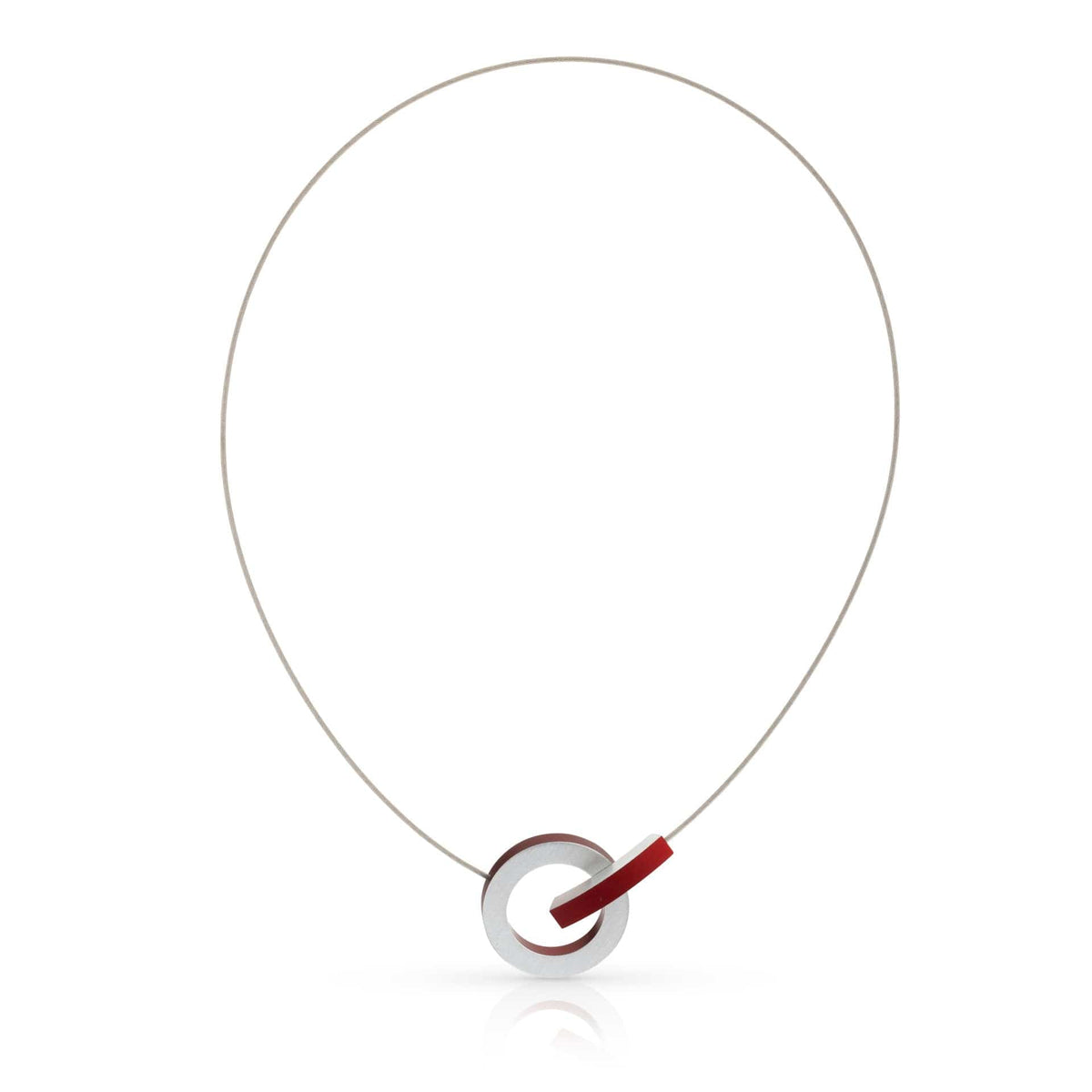De Collier Ring met rood boogje C273R van CLIC Creations is een minimalistische ketting met een dunne, ronde zilveren hanger met een rood accent. Handgemaakt in Nederland, hangt aan een delicate ketting en heeft een gladde ronde vorm met een uitsparing in het midden.