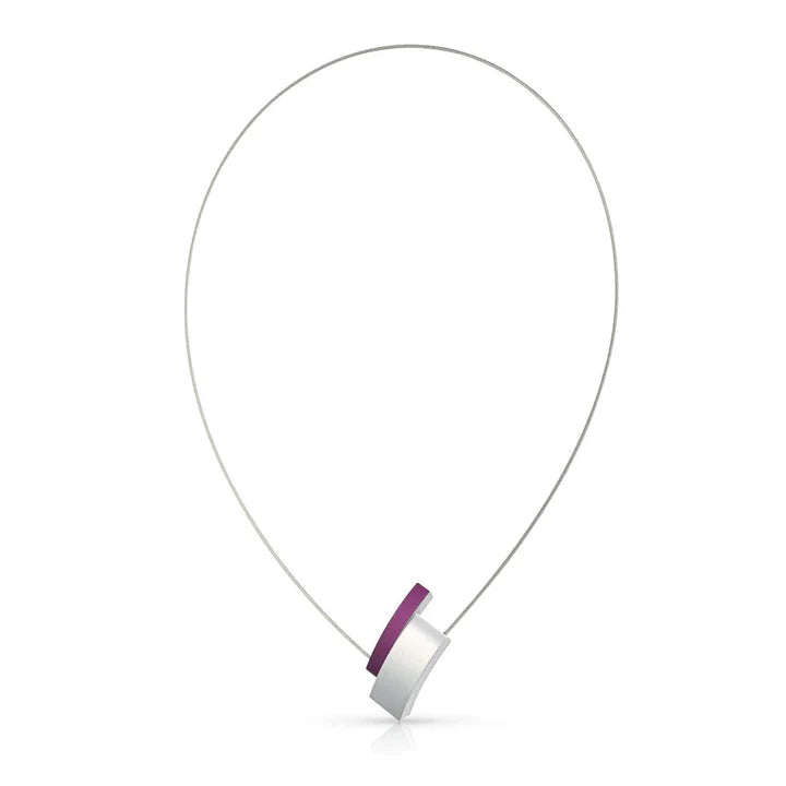 Collier met een paarse, ronde hanger en een zilveren ketting.